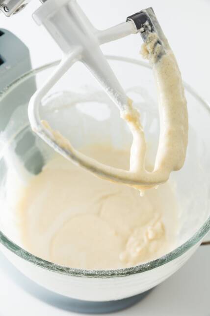 masa completa sin las fresas en un tazón de una batidora eléctrica