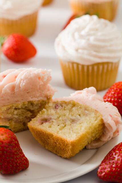 Cupcake de fresa abierto para que puedas ver el interior