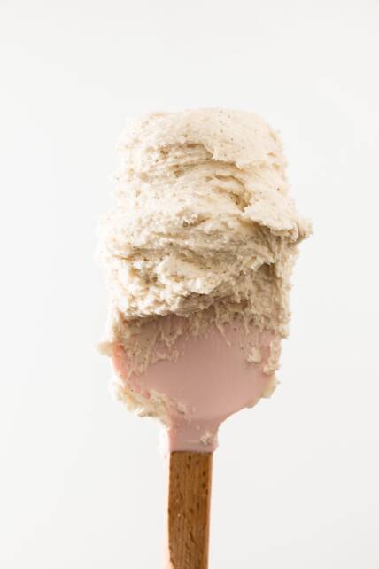 Frijoles de vainilla sobre una espátula