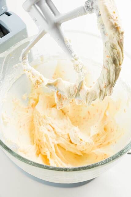 Crema de naranja en el tazón