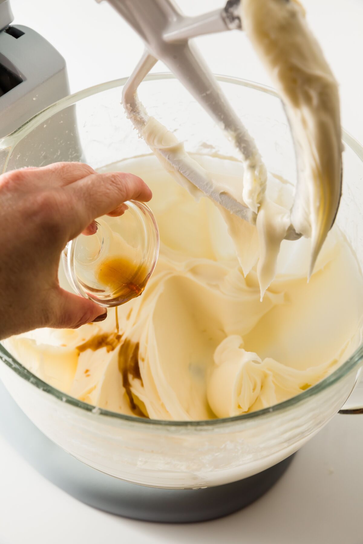 Adding vanilla extract to cream cheese frosting