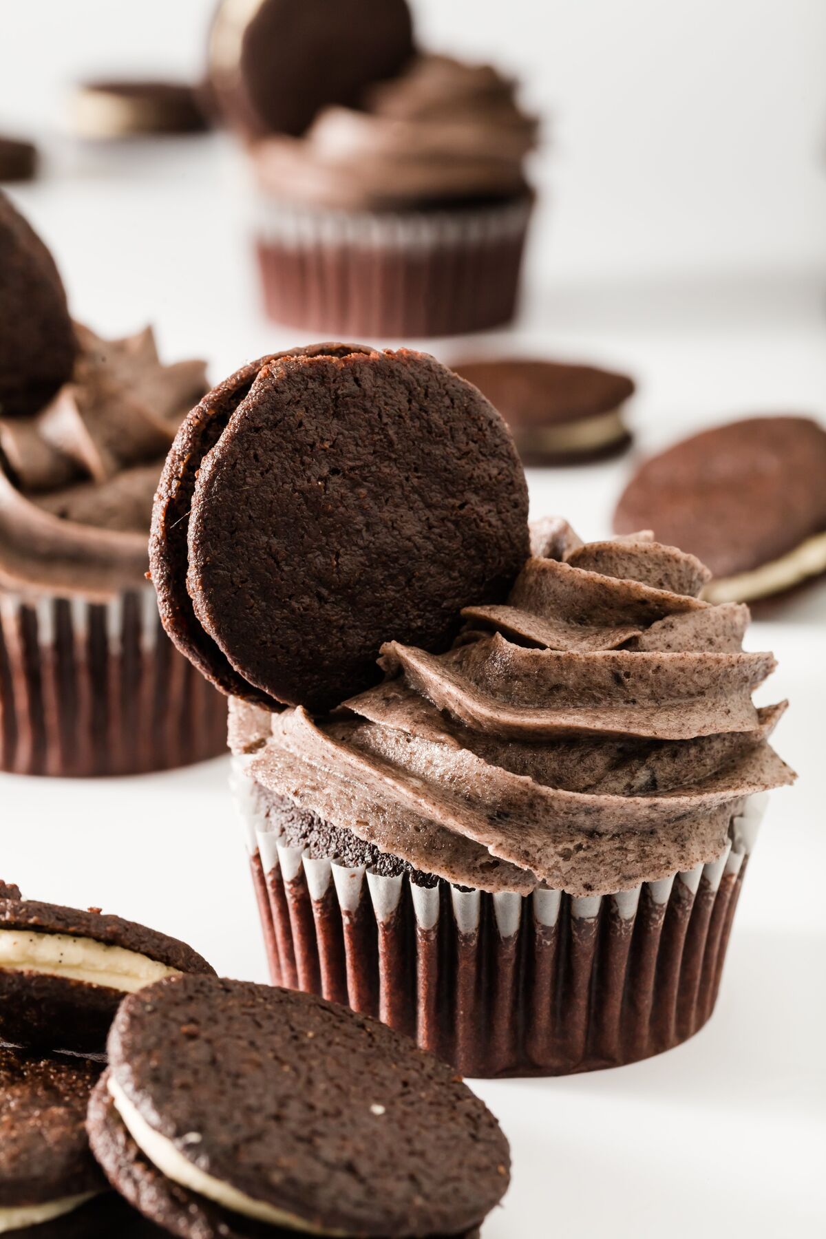 Lots of oreo cupcakes and oreos