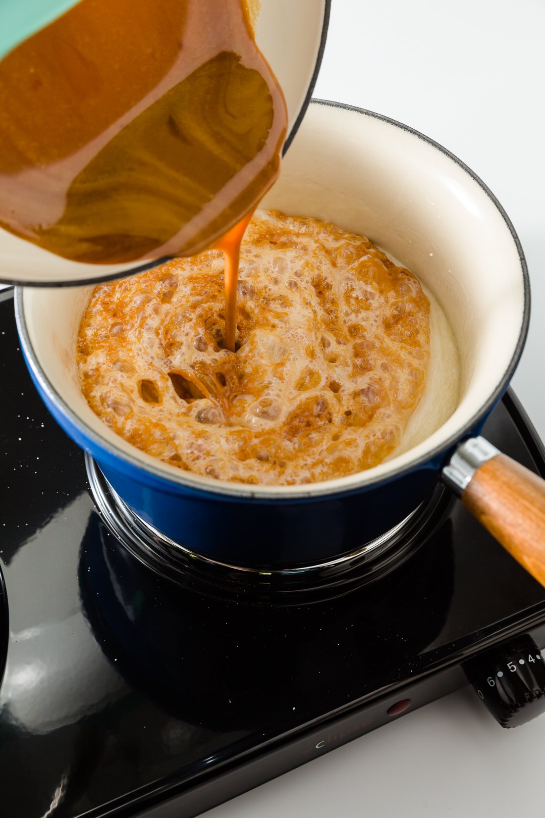 Adding caramelized sugar to the saucepan