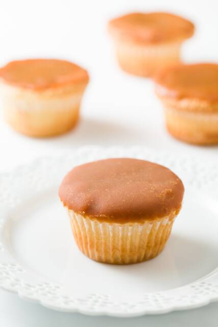 Glaseado de caramelo duro y suave en un cupcake