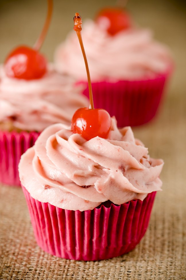 Cupcakes gekrönt mit Maraschino-Kirschen