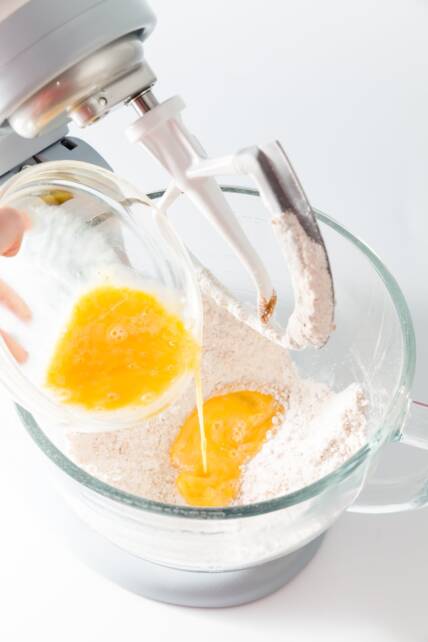 Agregar huevos a la masa