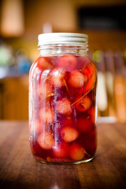 Tarro de cerezas al marrasquino sobre la mesa