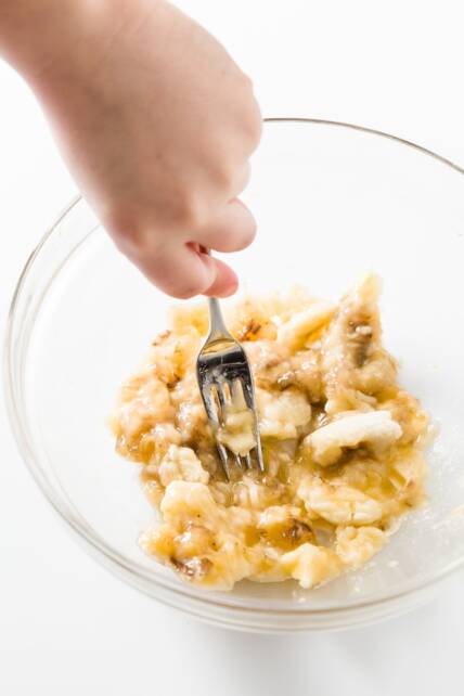 Triturando un plátano con un tenedor