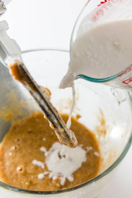 Agregar leche de coco a la masa