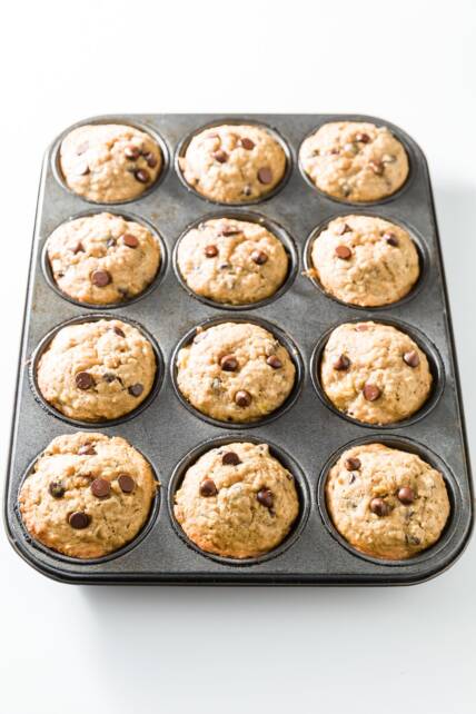 Magdalenas de chocolate con avena y plátano totalmente horneadas en molde para muffins