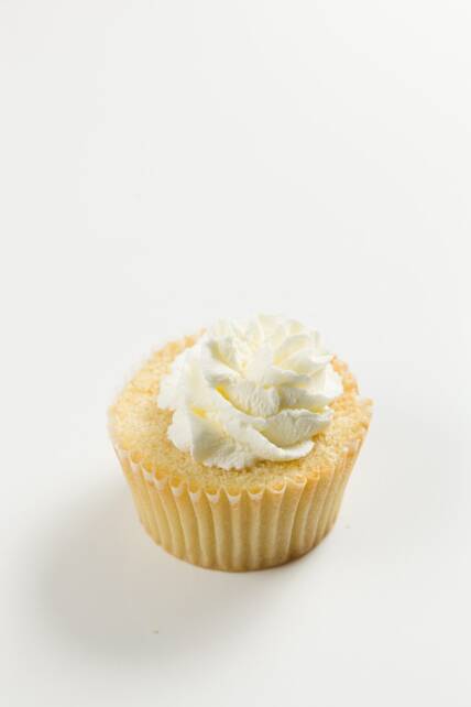 Crema batida sobre un pastel de mariposas