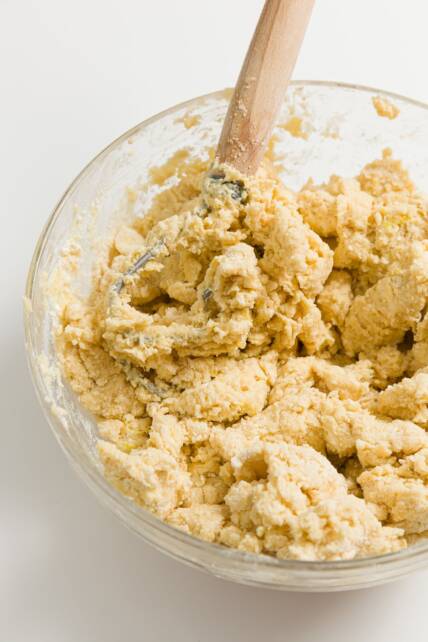 Pasta para bollos mezclada con un batidor de masa