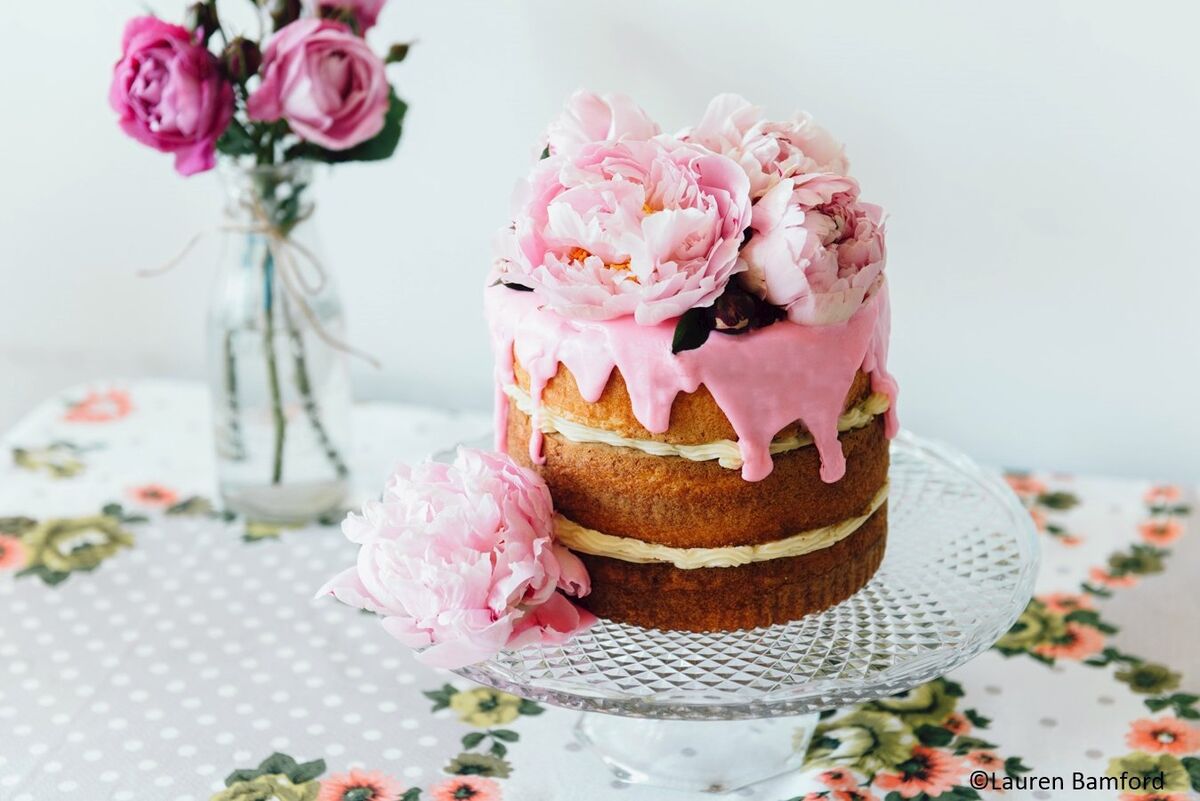 Do you use edible flowers to decorate cakes?