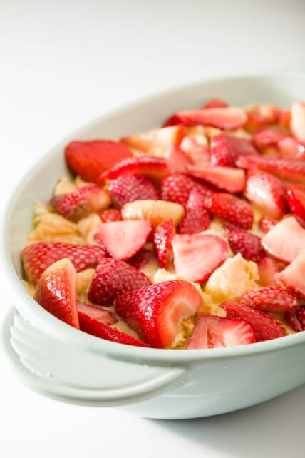 Brioche de fresa Tostadas francesas crudas con fresas en la parte superior