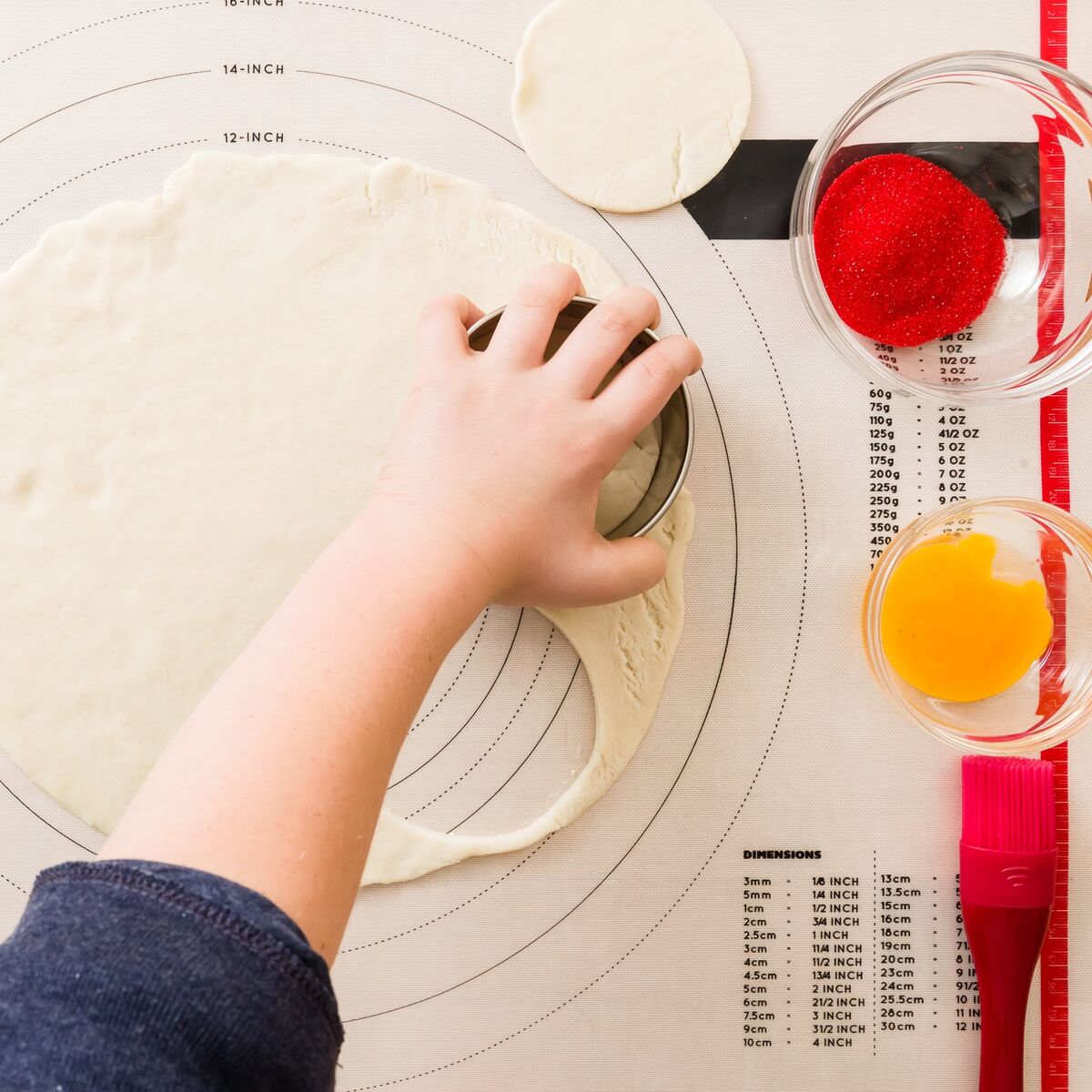 Cutting pie dough