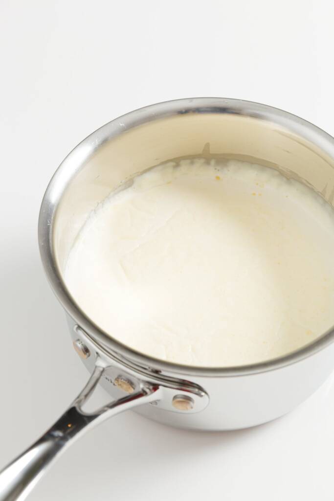 Crema coagulada cocida en la parte superior de una olla