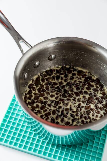 Olla de granos de café con mantequilla para hacer postres de café.