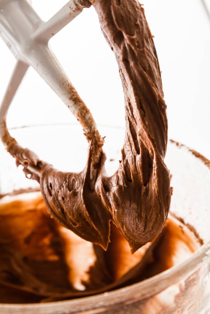 Glasa de queso crema de chocolate en una paleta KitchenAid