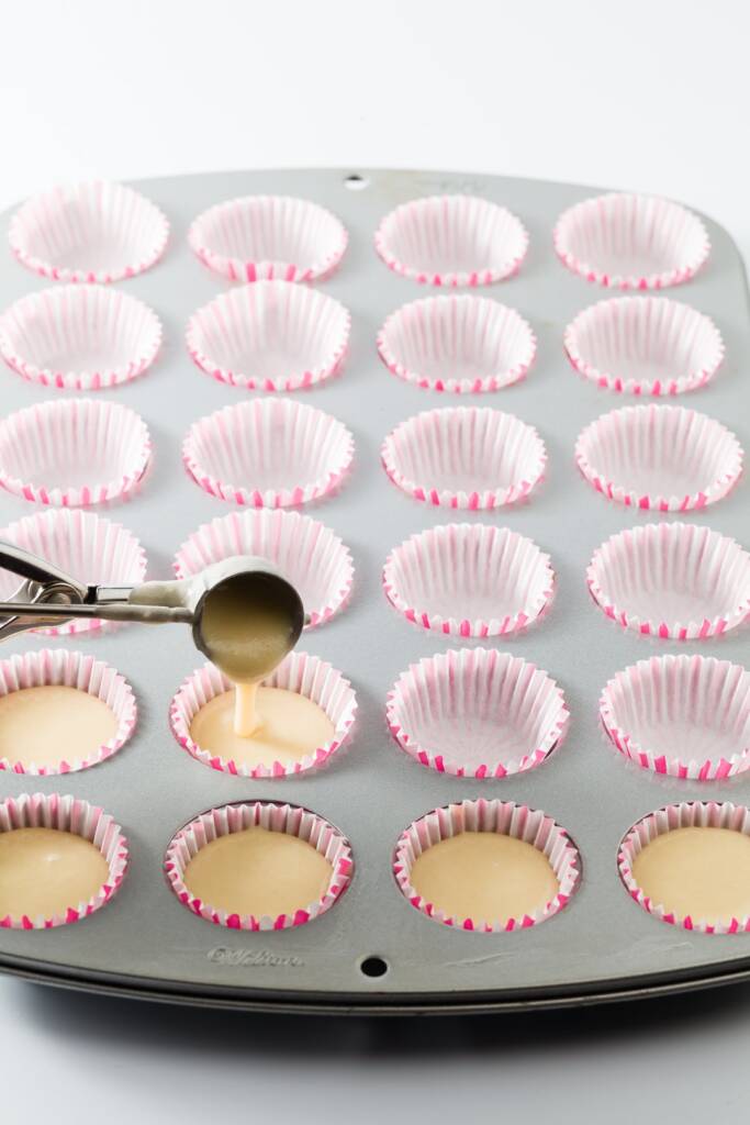 Het vullen van mini cupcakevormpjes met een disher
