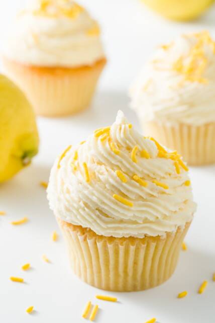 Varios cupcakes glaseados con glaseado de crema de mantequilla de limón