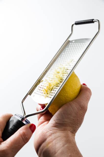 Zesting un limón con un microplano