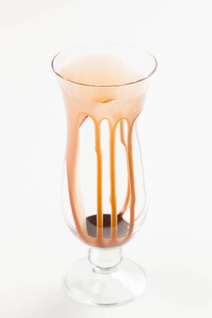 un vaso rociado con salsa de chocolate en su interior
