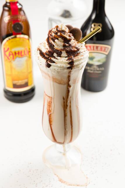 Cóctel congelado de deslizamiento de lodo con botellas de Kahlua, Baileys Irish Cream y vodka al fondo