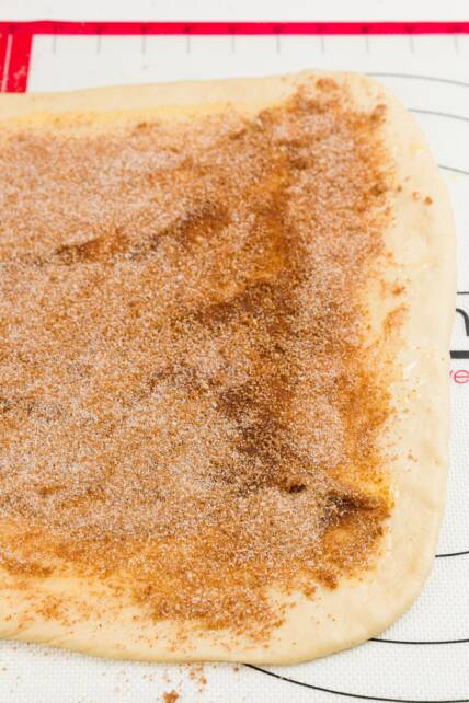 Masa enrollada cubierta con azúcar especiada