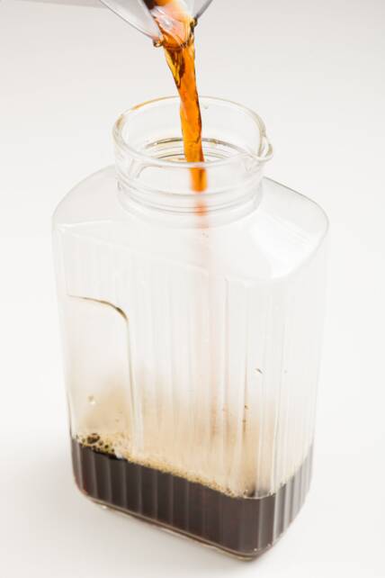 verter café en una jarra para hacer Kahlua casera