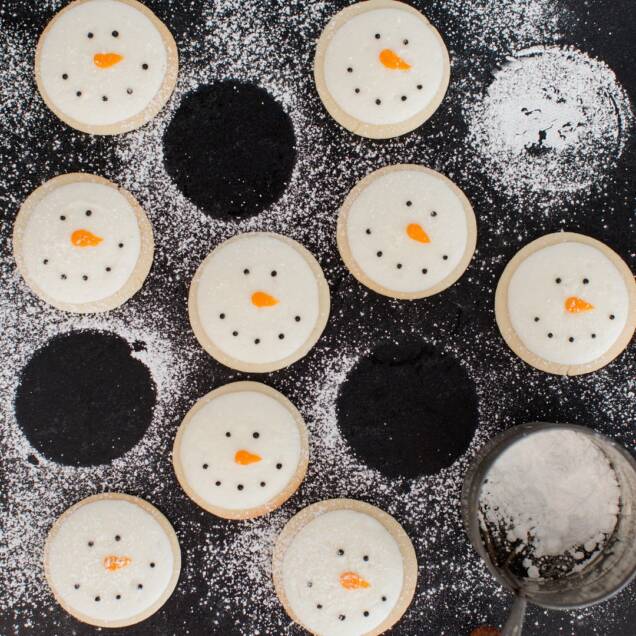 Un plato de galletas de muñeco de nieve
