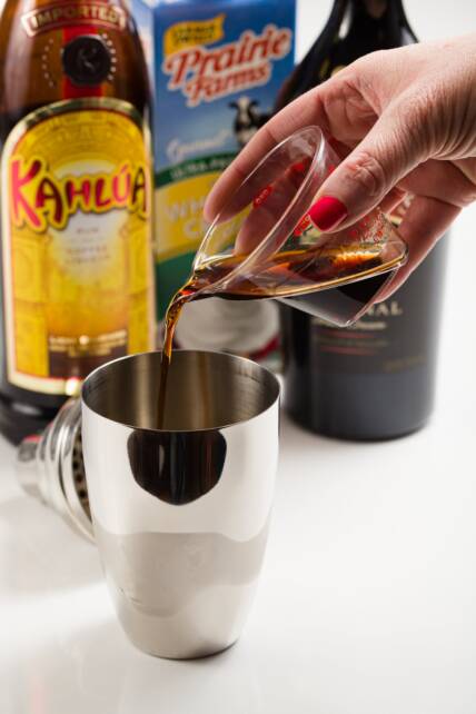 Kahlua se agregó a una coctelera con hielo para hacer un cóctel de deslizamiento de tierra