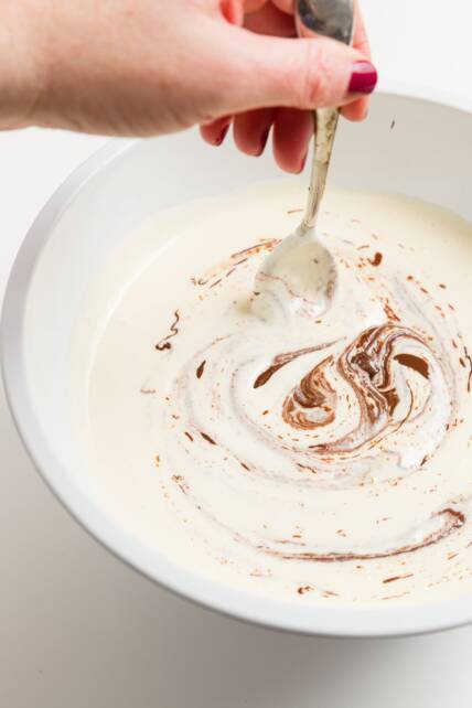 Mezclar chocolate en la masa