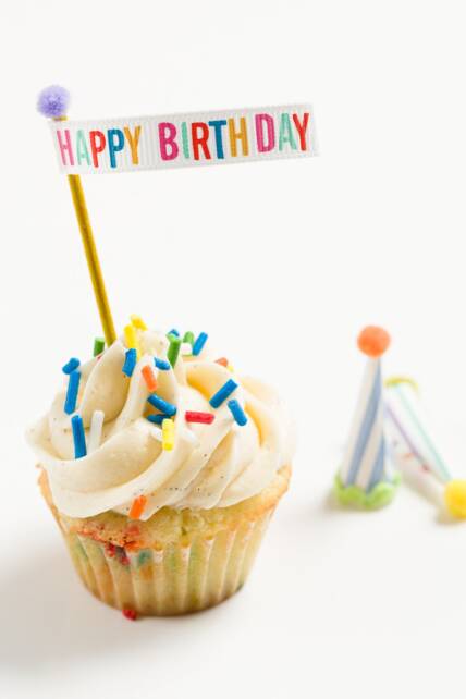 Banner de feliz cumpleaños en un cupcake de cumpleaños