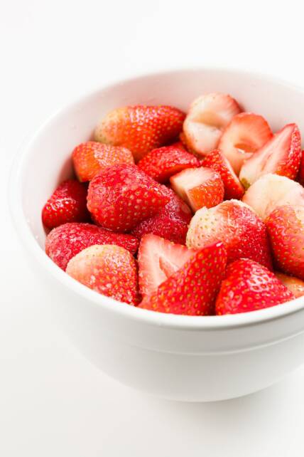 Un tazón grande de fresas maceradas durante una hora en azúcar