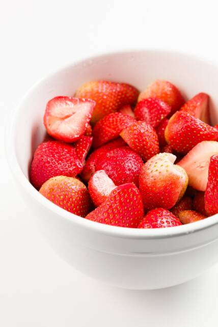 Un tazón grande de fresas maceradas durante la noche en azúcar
