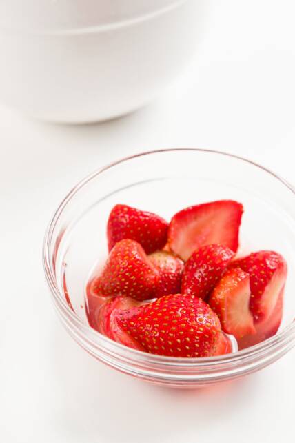 Un tazón de fresas maceradas brillantes
