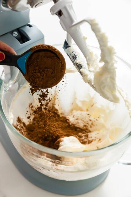Agregar cacao en polvo al glaseado