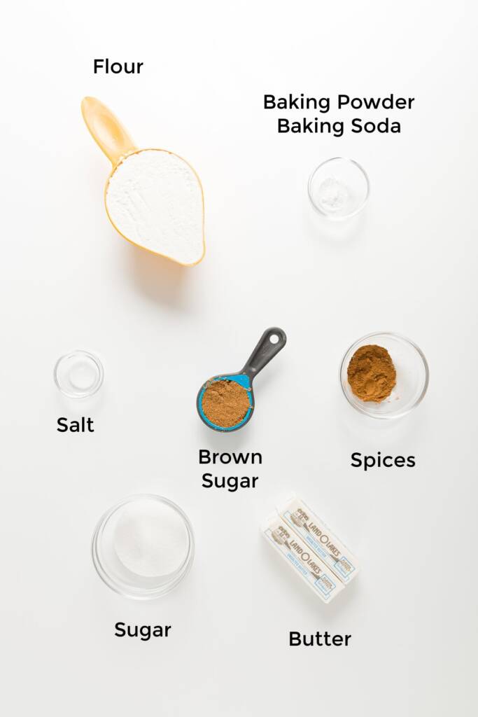 overzicht van de ingrediënten die nodig zijn om Biscoff-koekjes te maken