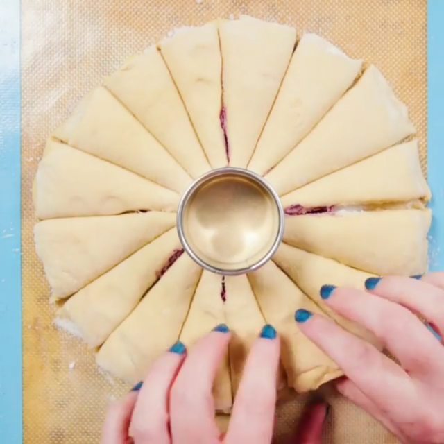 Gallery image for https://www.cupcakeproject.com/how-to-make-star-bread/